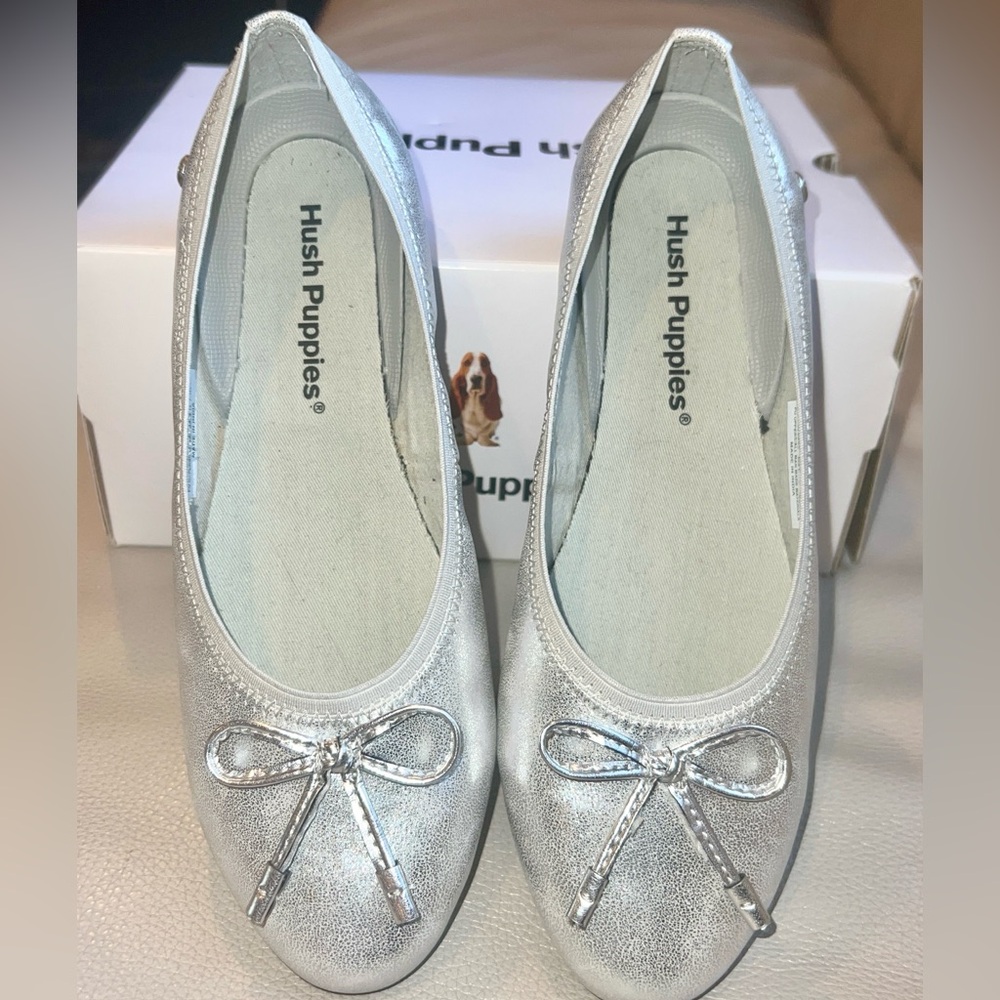 Hush Puppies Girls Josie Ballet Flat Silver Size 3.5 W wide Big Kid